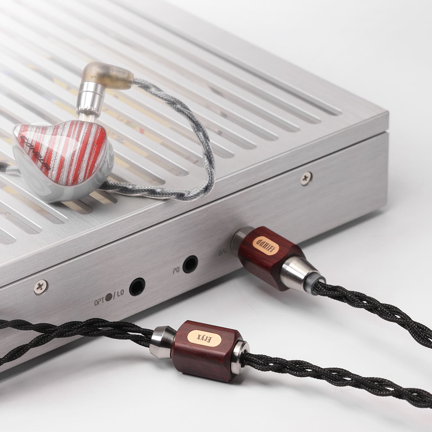 ddHiFi BC130C Eryx csatlakoztatott IEM kábellel