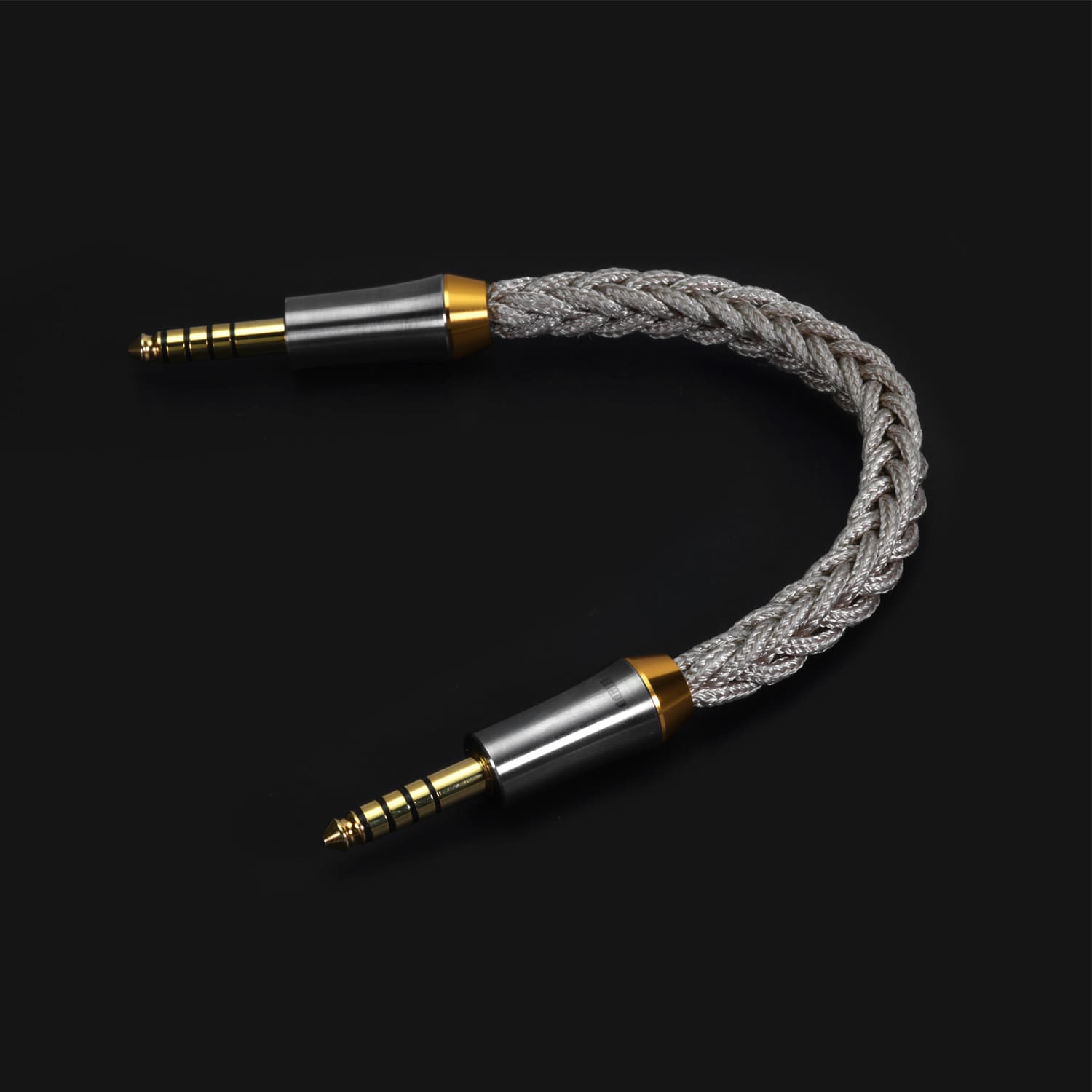 DD HIFI BC44Net 4,4 mm-es szimmetrikus analóg összekötőkábel fekete háttér előtt