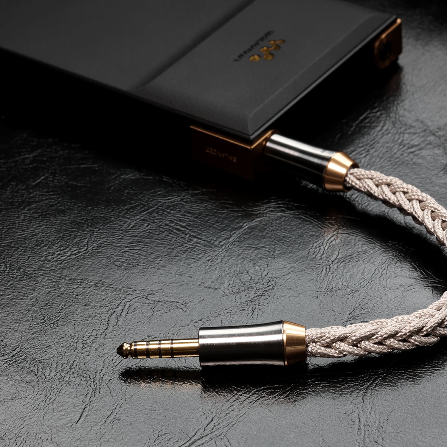 DD HIFI BC44Net két hordozható audio készülék között csatlakoztatva