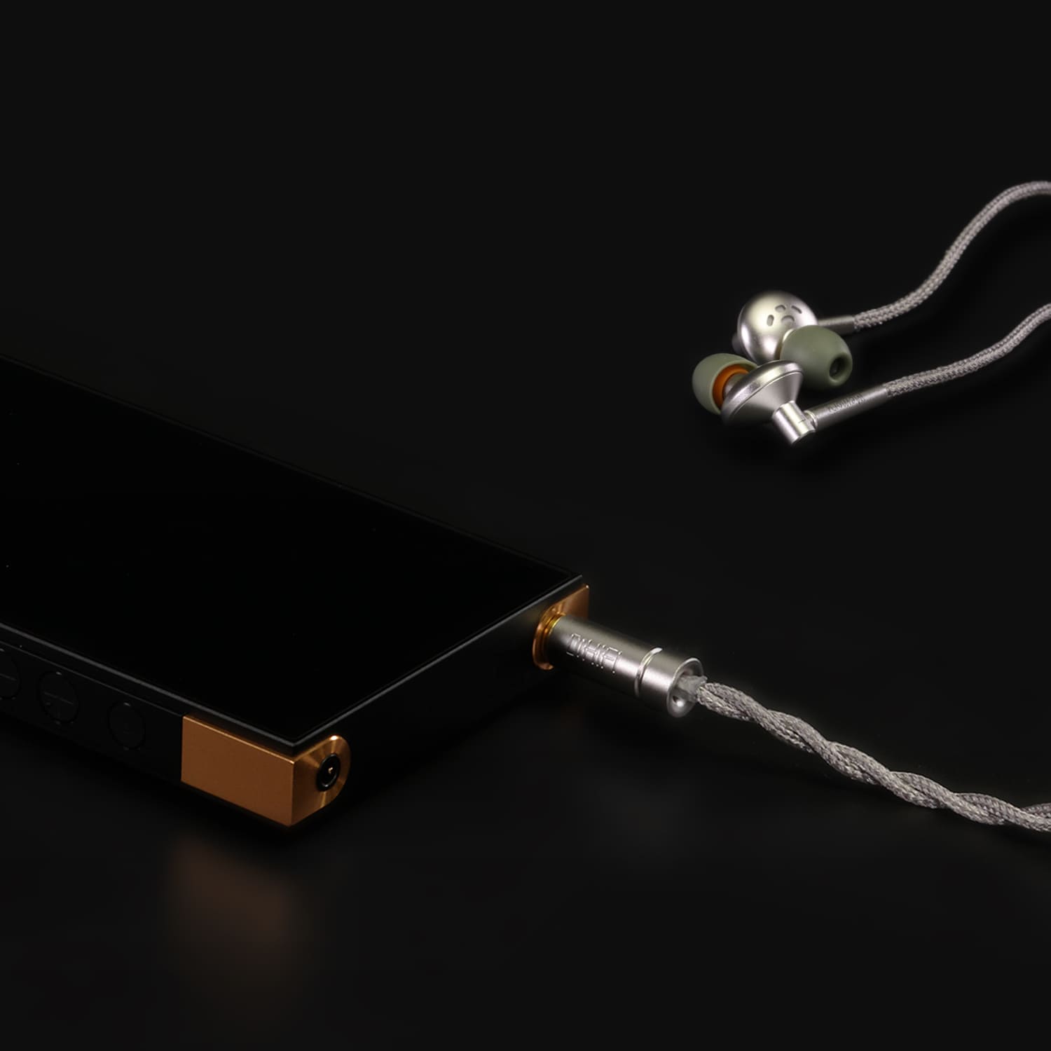 ddHiFi Memory AL4.4 4,4 milliméteres szimmetrikus kimenethez csatlakoztatva