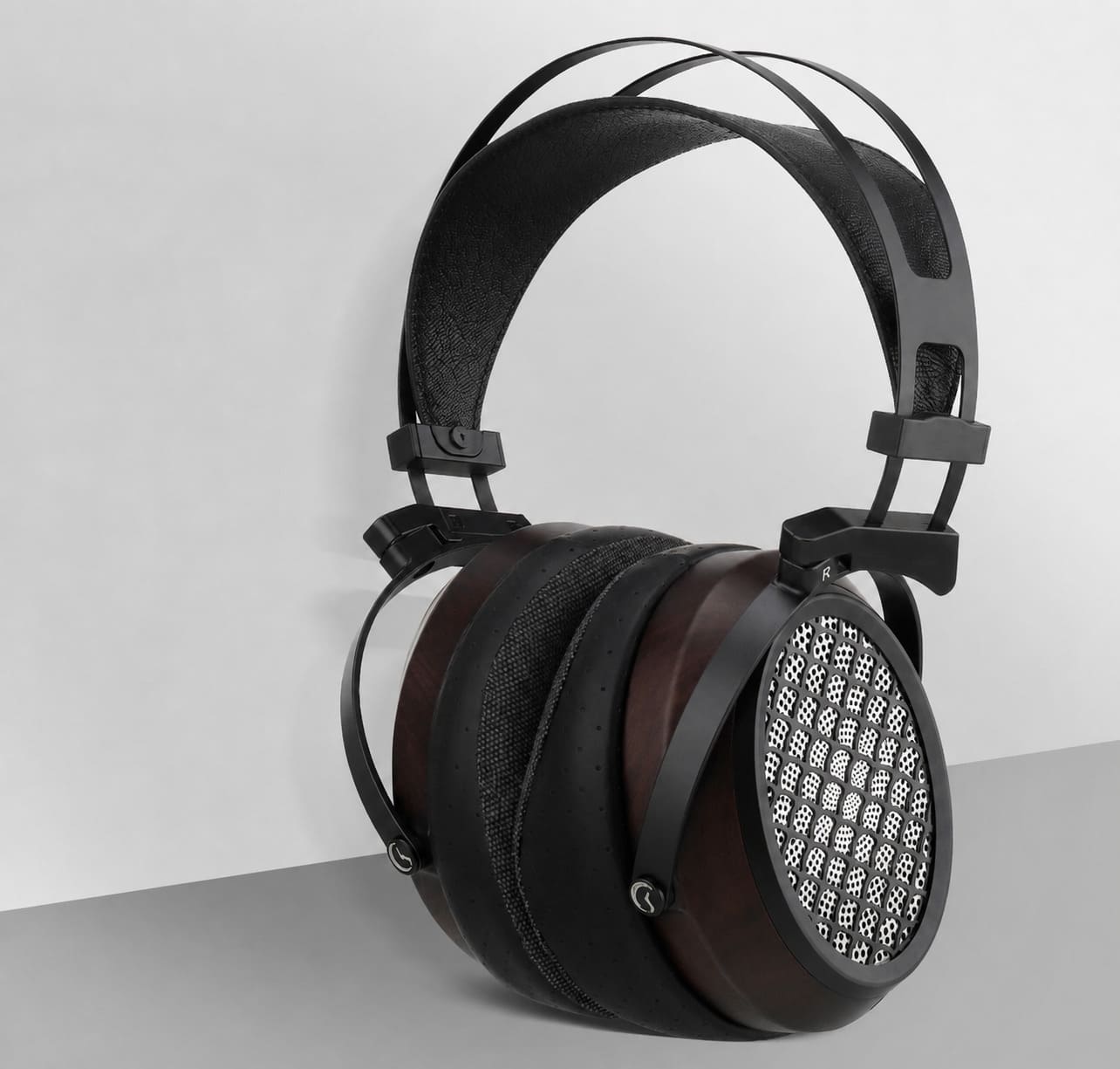 Sendy Audio AIVA 2 fejhallgató zebrafa házzal, pikkelymintás fémráccsal és külön fejtámasztó szíjjal