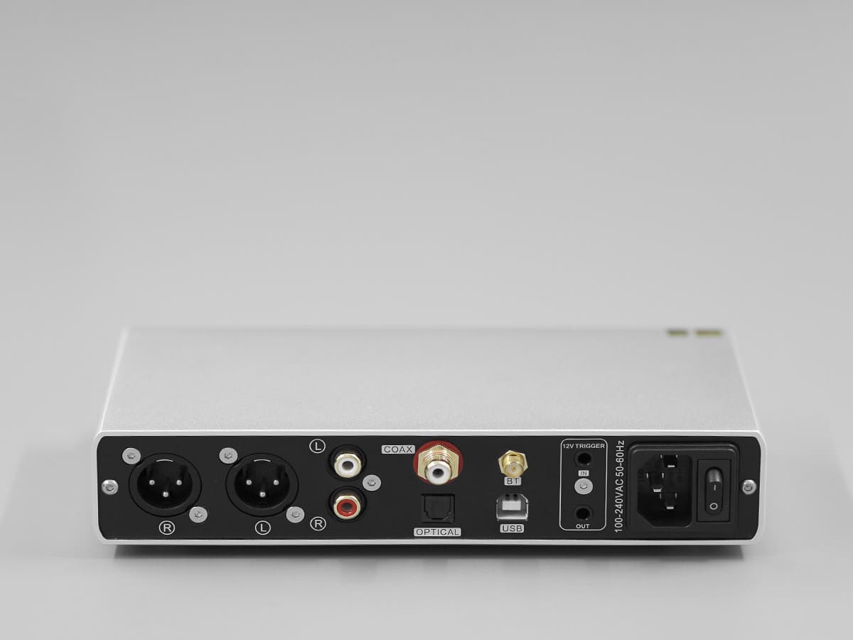 TOPPING E70 VELVET választható XLR és RCA kimeneti szintek